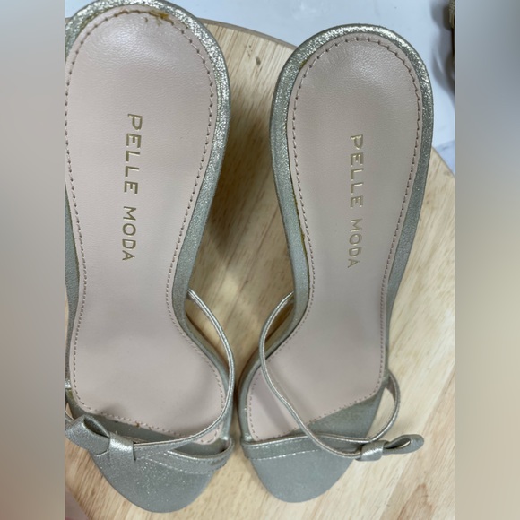 Pelle Moda Jadine Low Heeled Sandals Gold Metallic Size 5.5 New - Picture 10 of 11